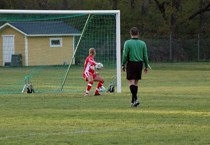2007_0503_09.JPG - 5:e straffen i mål, 5-7 i matchen och målgörare Kajsa Rudengård